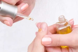 Comment retirer ses capsules à la maison sans abîmer ses ongles naturels ?