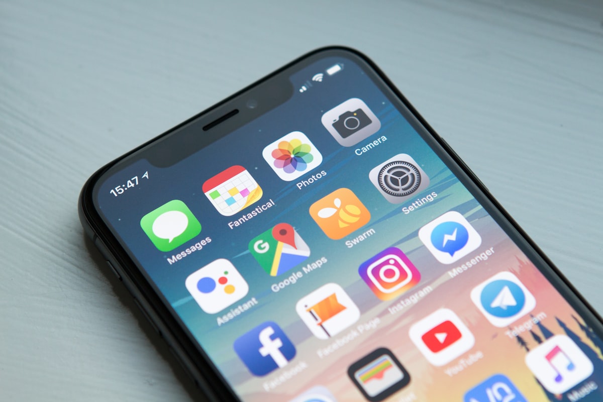 Smartphone affichant une application de génération de photo d'identité