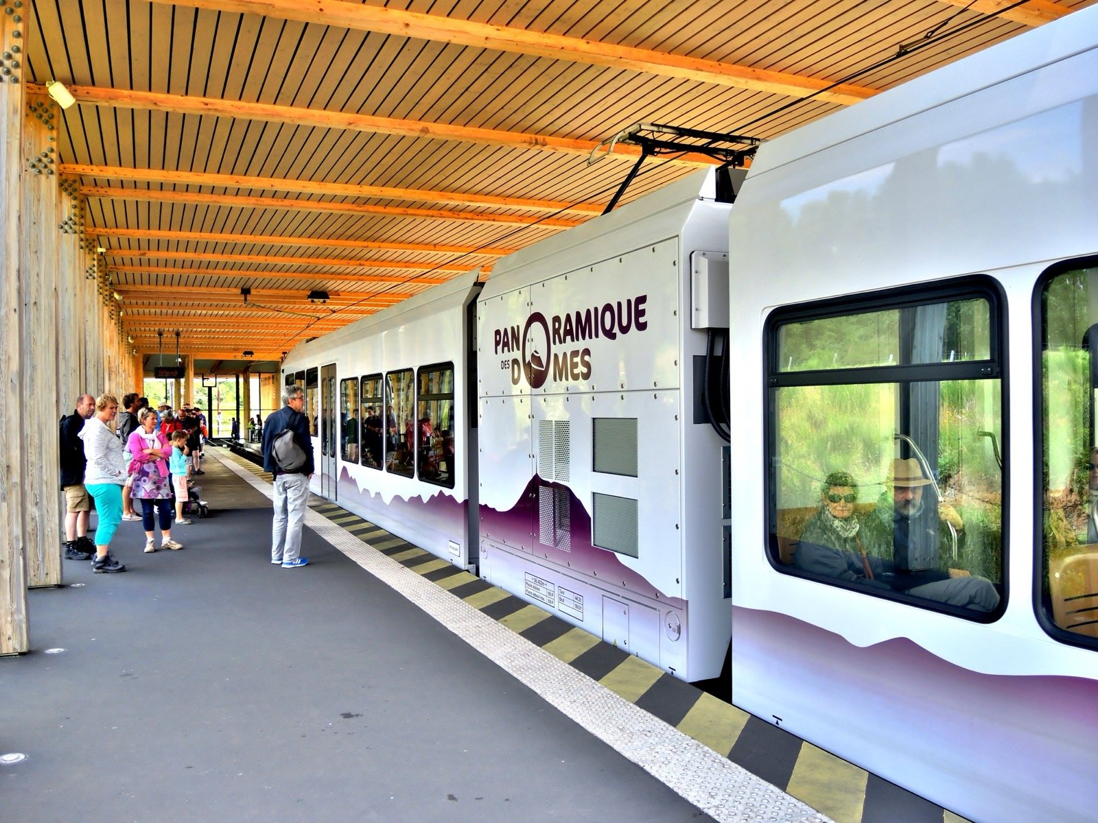 Train du Panoramique des Dômes montant vers le sommet du Puy de Dôme